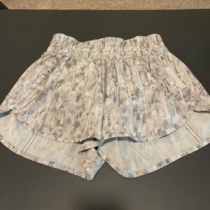Lululemon shorts 4’ size 6